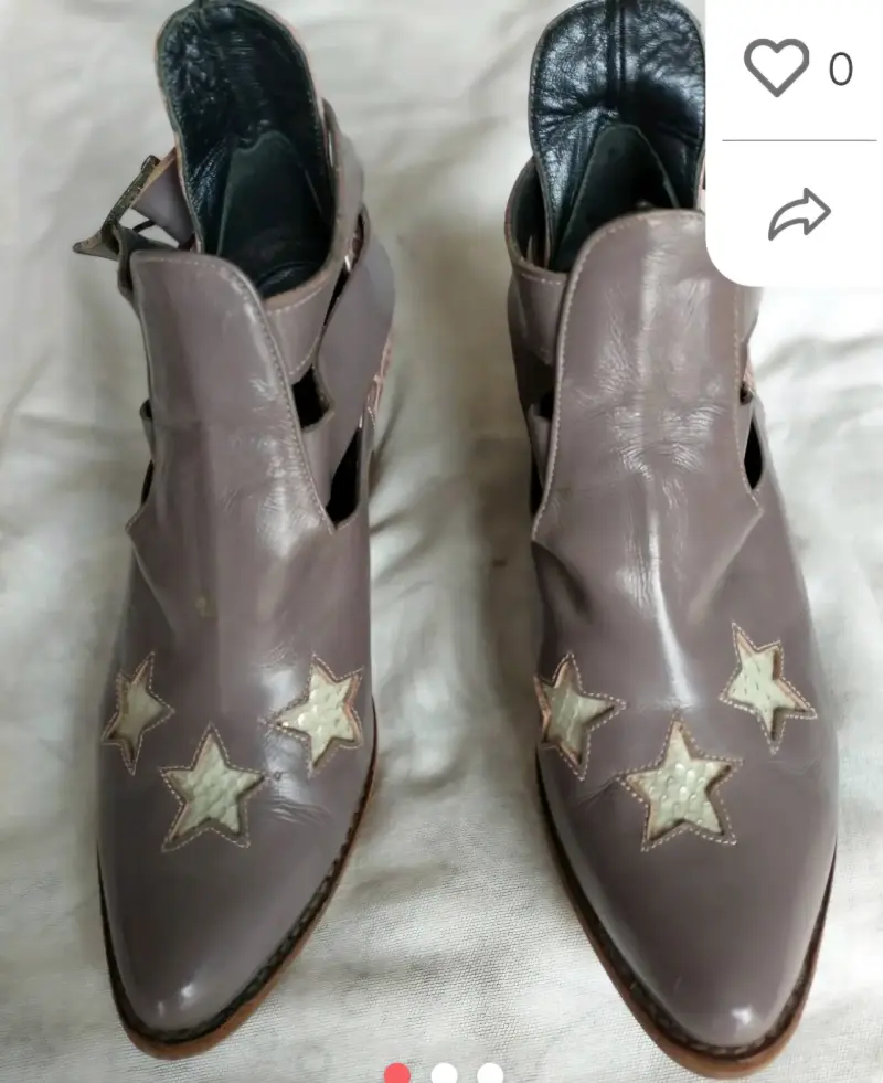 Botines de cuero con estrellas decorativas - 1
