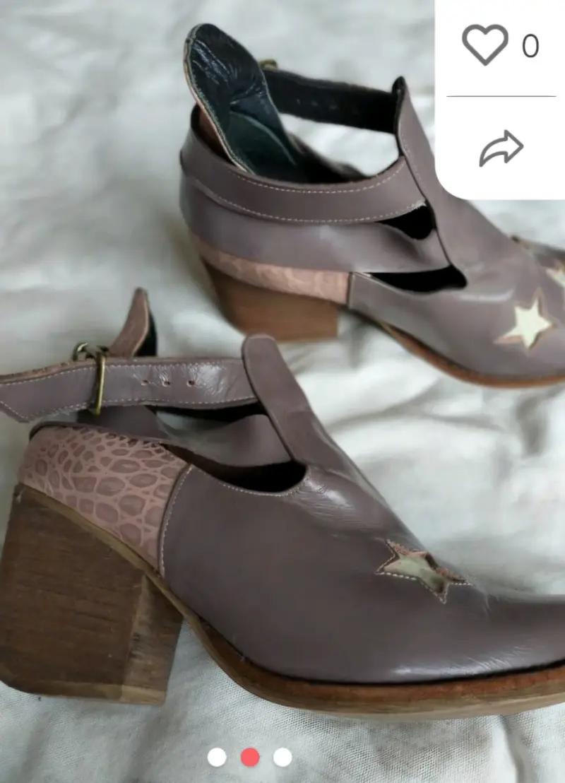 Botines de cuero con estrellas decorativas - 2