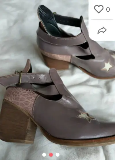 Botines de cuero con estrellas decorativas - miniatura 2