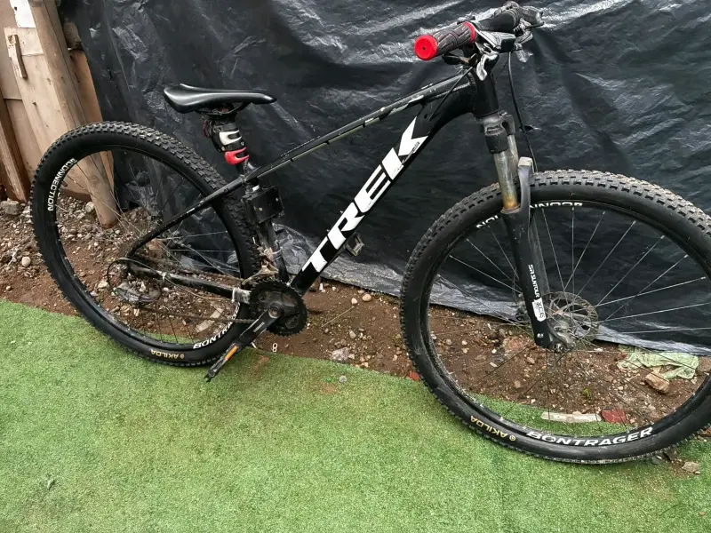 Bicicleta de Montaña Trek Negra con Suspensión - 1