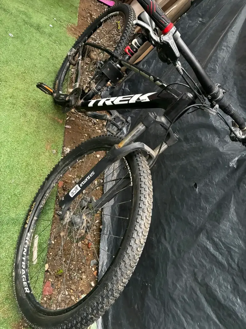 Bicicleta de Montaña Trek Negra con Suspensión - 2
