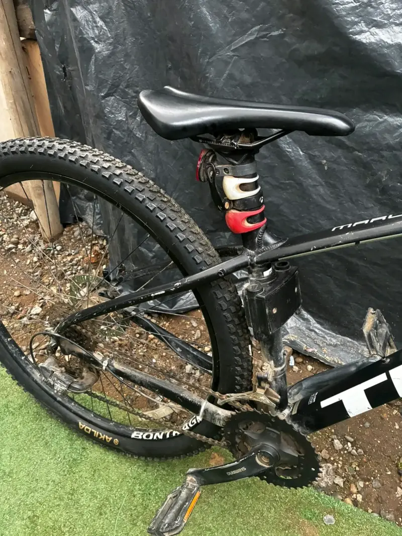 Bicicleta de Montaña Trek Negra con Suspensión - 3