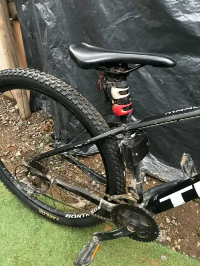 Bicicleta de Montaña Trek Negra con Suspensión - miniatura 3