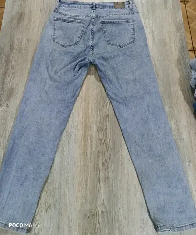Jeans de mezclilla azul claro para mujer - miniatura 1