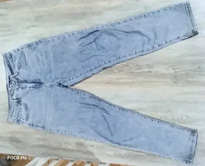 Jeans de mezclilla azul claro para mujer - miniatura 2