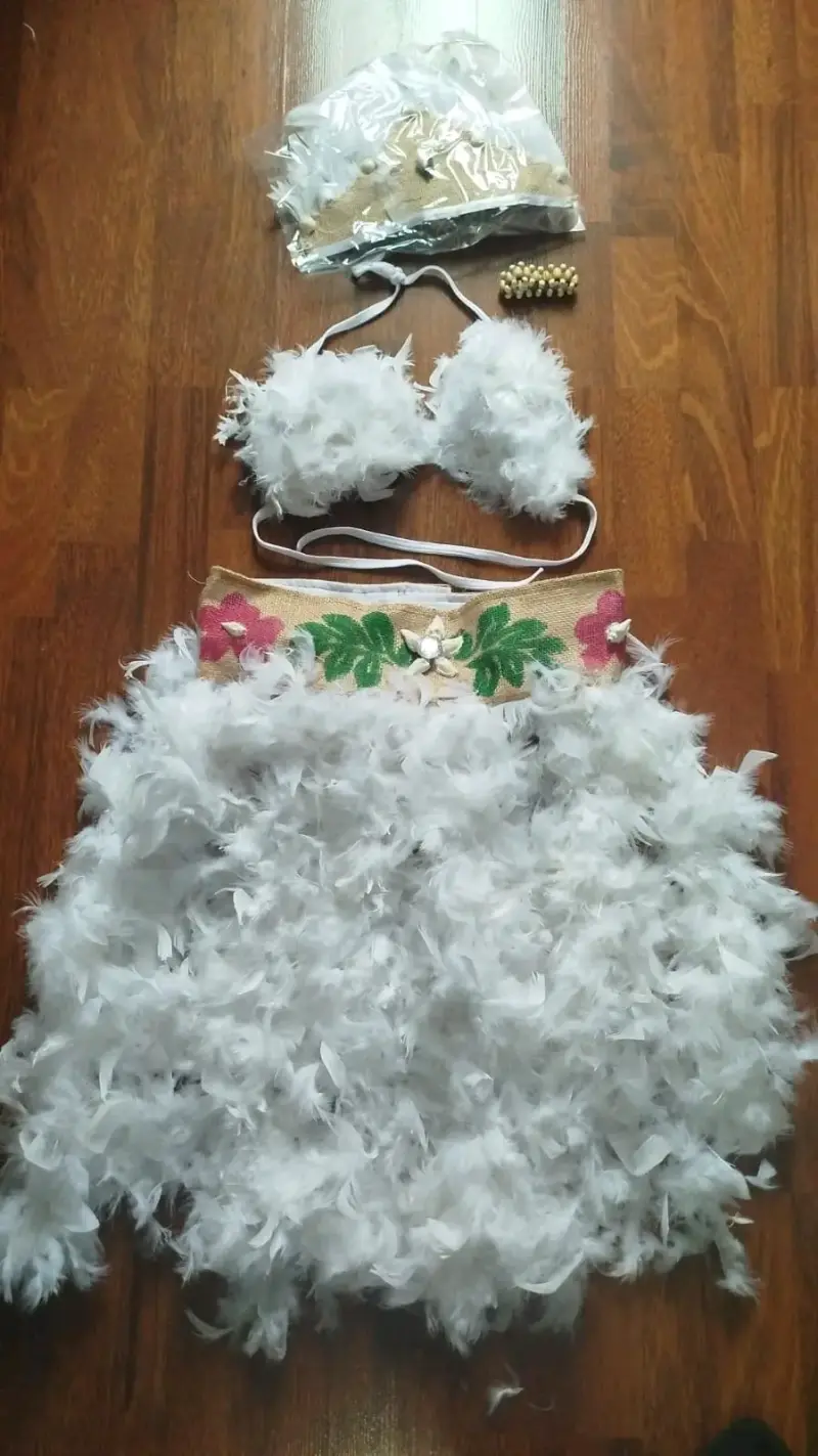 Disfraz de carnaval con plumas blancas