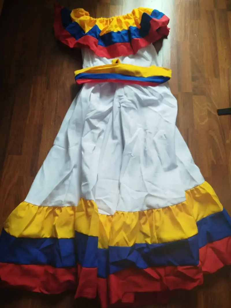 Vestido típico colombiano con volantes coloridos