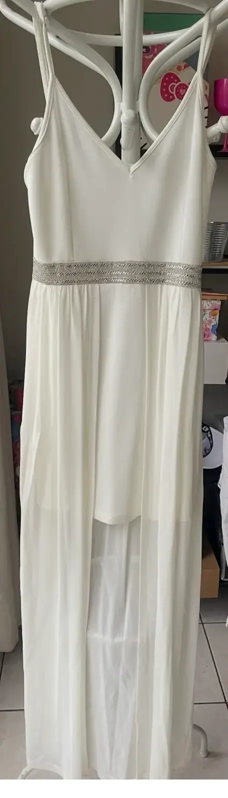 Vestido largo blanco con detalles brillantes - 1
