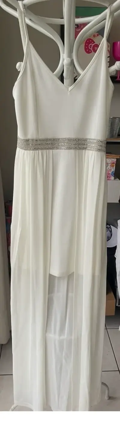 Vestido largo blanco con detalles brillantes - miniatura 1
