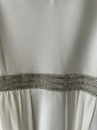 Vestido largo blanco con detalles brillantes - miniatura 6