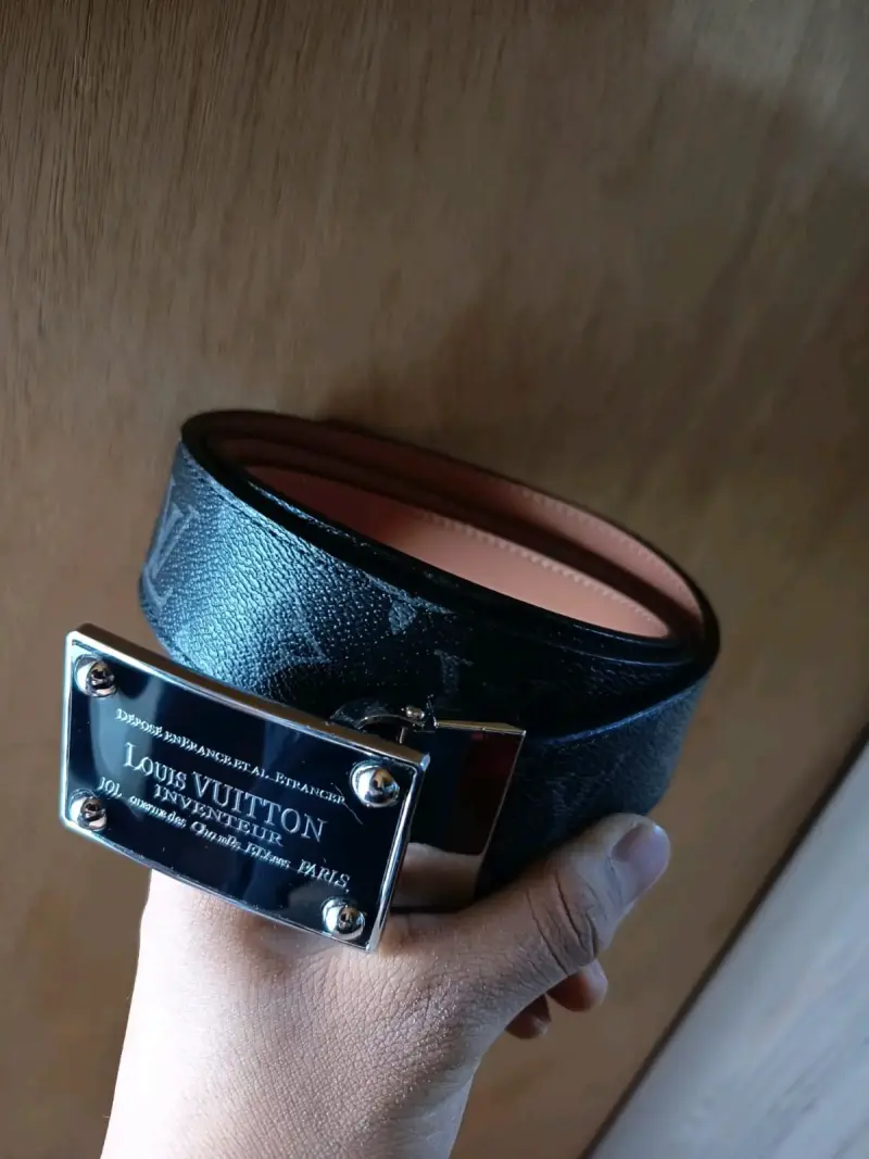 Cinturón de cuero Louis Vuitton con hebilla metálica