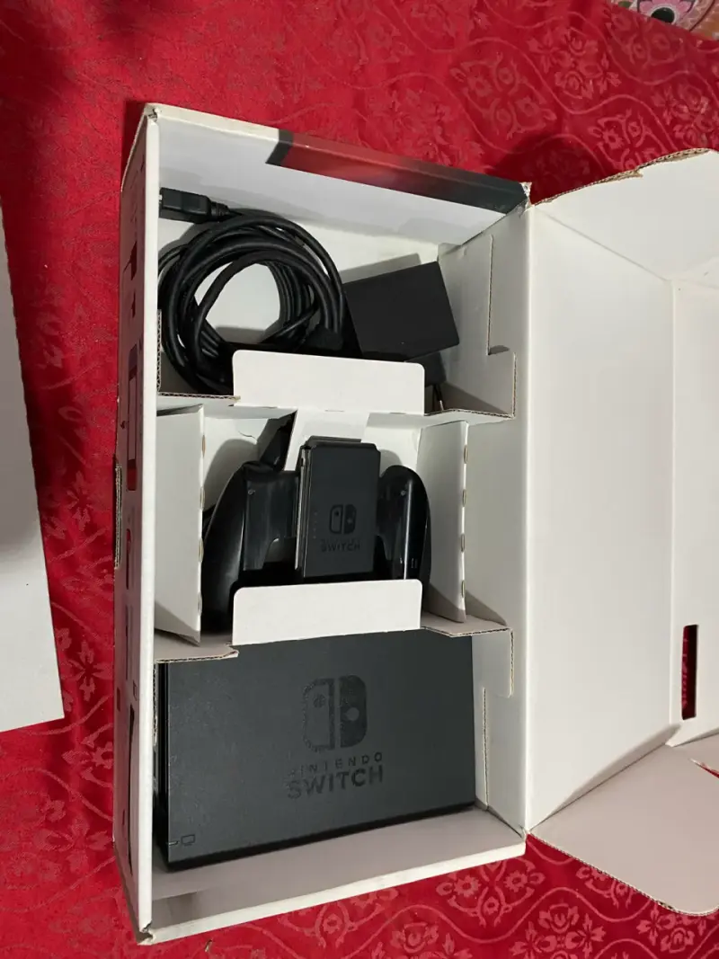 Consola Nintendo Switch con Joy-Con Azul y Rojo - 2