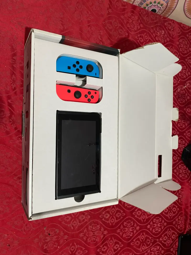 Consola Nintendo Switch con Joy-Con Azul y Rojo - 3