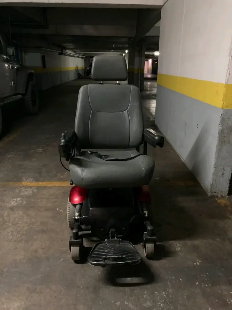 Silla de ruedas eléctrica marca Merits Antivuelcos - 1