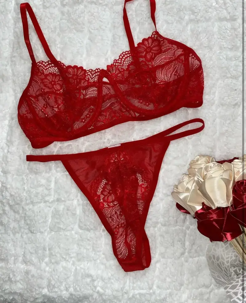 Conjunto de lencería roja de encaje floral