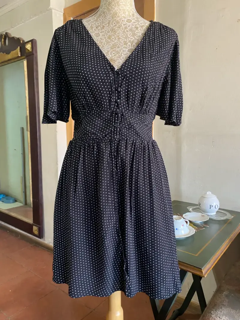 Vestido negro de lunares con botones - 1