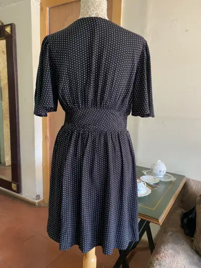 Vestido negro de lunares con botones - miniatura 2