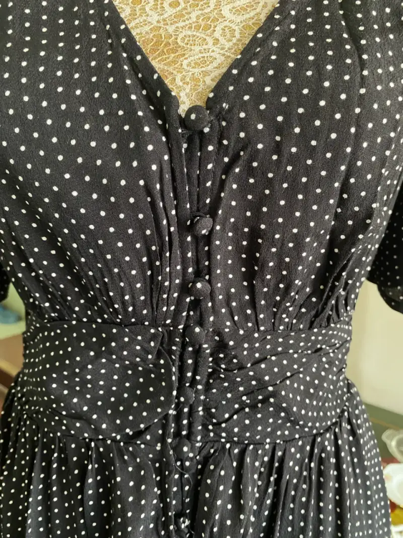 Vestido negro de lunares con botones - 4