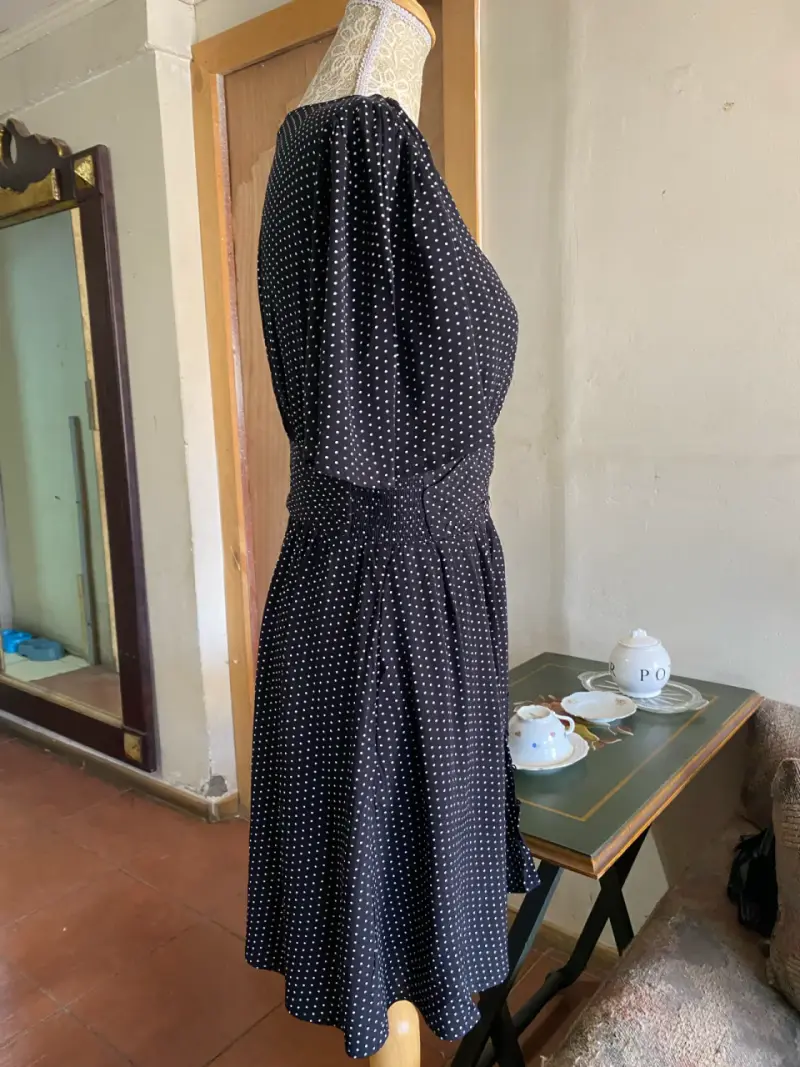 Vestido negro de lunares con botones - 6
