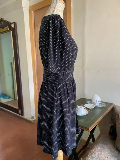 Vestido negro de lunares con botones - miniatura 6