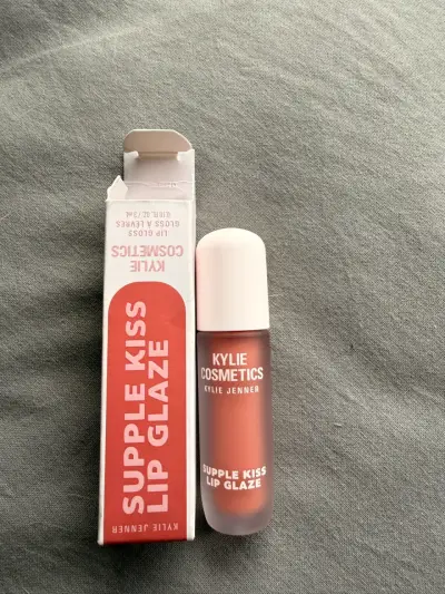 Brillo Labial Kylie Cosmetics Nude Kiss - miniatura 4