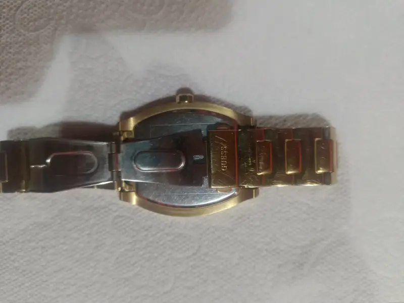 Reloj Guess dorado con pulsera metálica - 1