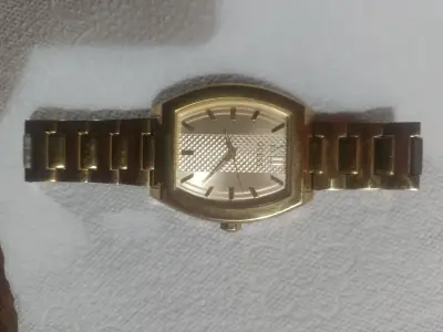 Reloj Guess dorado con pulsera metálica - miniatura 2