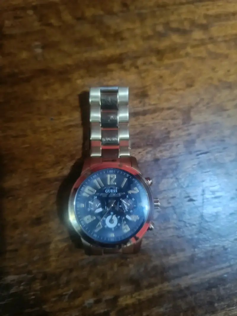 Reloj Guess dorado con pulsera metálica - 3