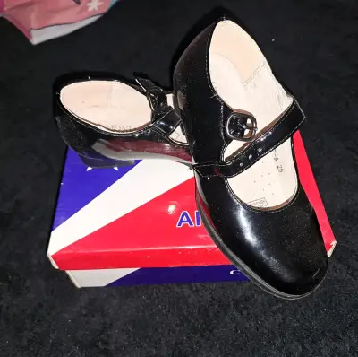 Zapatos de charol negro - miniatura 1