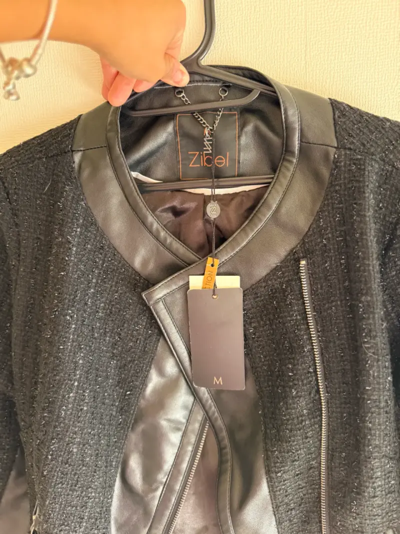 Chaqueta de Mujer Negra con Detalles de Cuero - 2