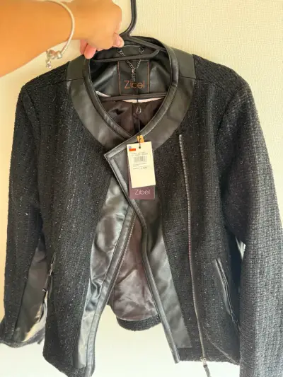 Chaqueta de Mujer Negra con Detalles de Cuero - miniatura 3