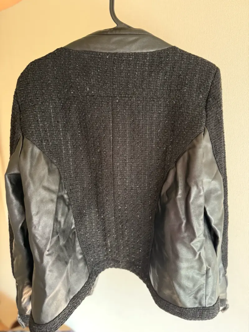 Chaqueta de Mujer Negra con Detalles de Cuero - 4
