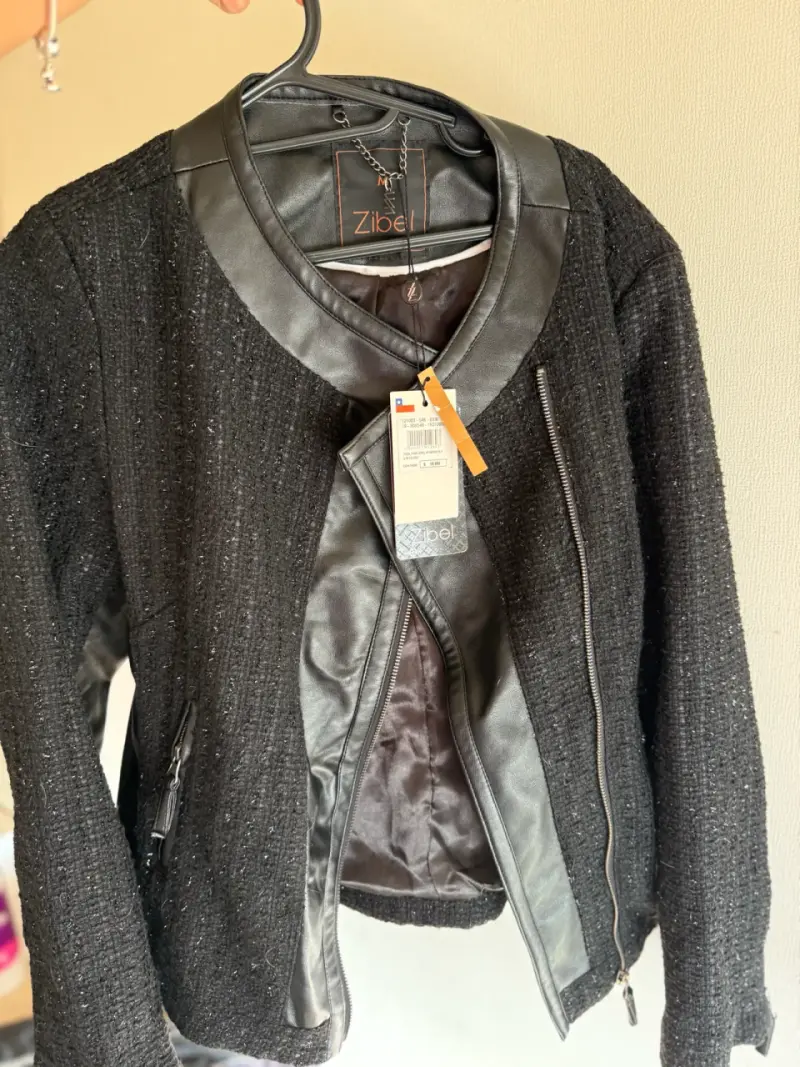 Chaqueta de Mujer Negra con Detalles de Cuero - 5
