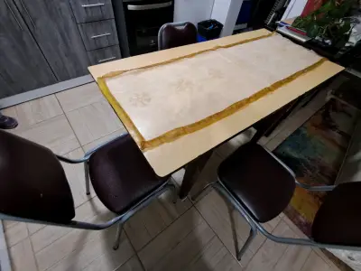 Mesa de comedor con tres sillas - miniatura 1