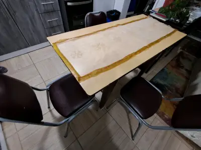 Mesa de comedor con tres sillas - miniatura 2