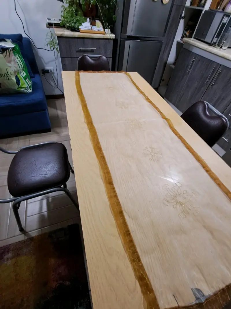 Mesa de comedor con tres sillas - 3