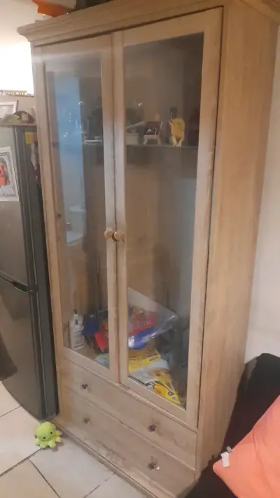 Vitrina de madera con puertas de vidrio - miniatura 1