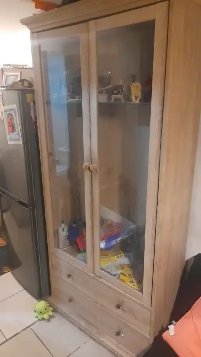 Vitrina de madera con puertas de vidrio - miniatura 2