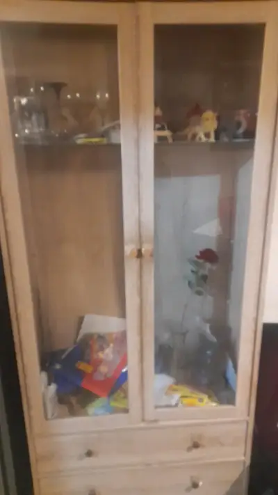 Vitrina de madera con puertas de vidrio - miniatura 3
