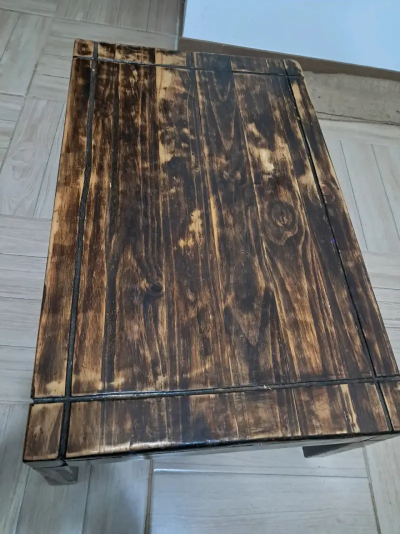 Mesa de centro rústica de madera oscura - 2