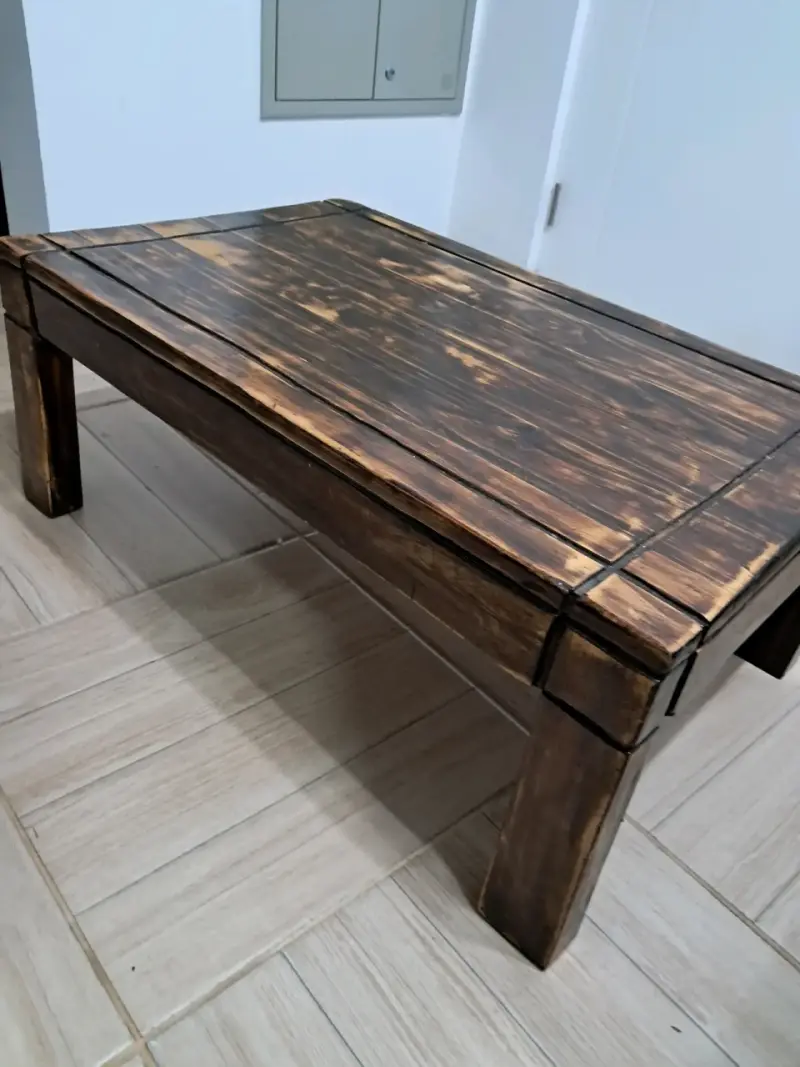 Mesa de centro rústica de madera oscura - 3