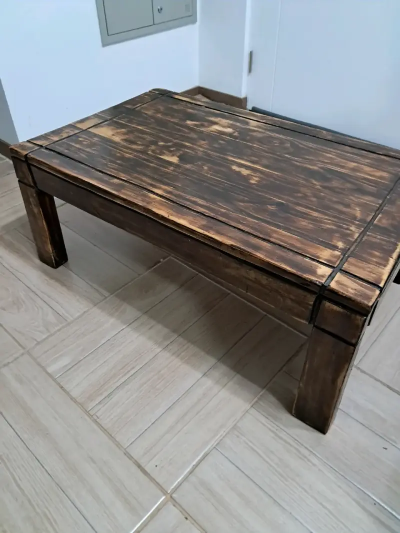 Mesa de centro rústica de madera oscura - 4