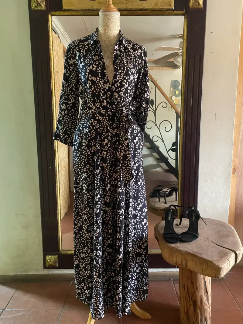 Vestido camisero estampado floral negro y blanco - 1