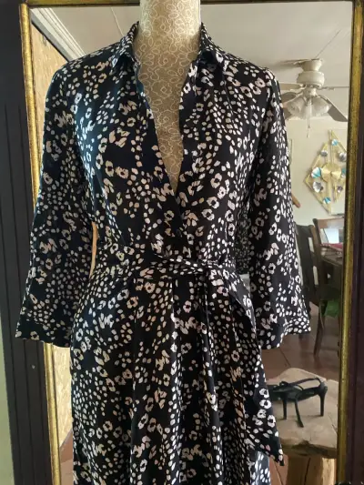 Vestido camisero estampado floral negro y blanco - miniatura 3
