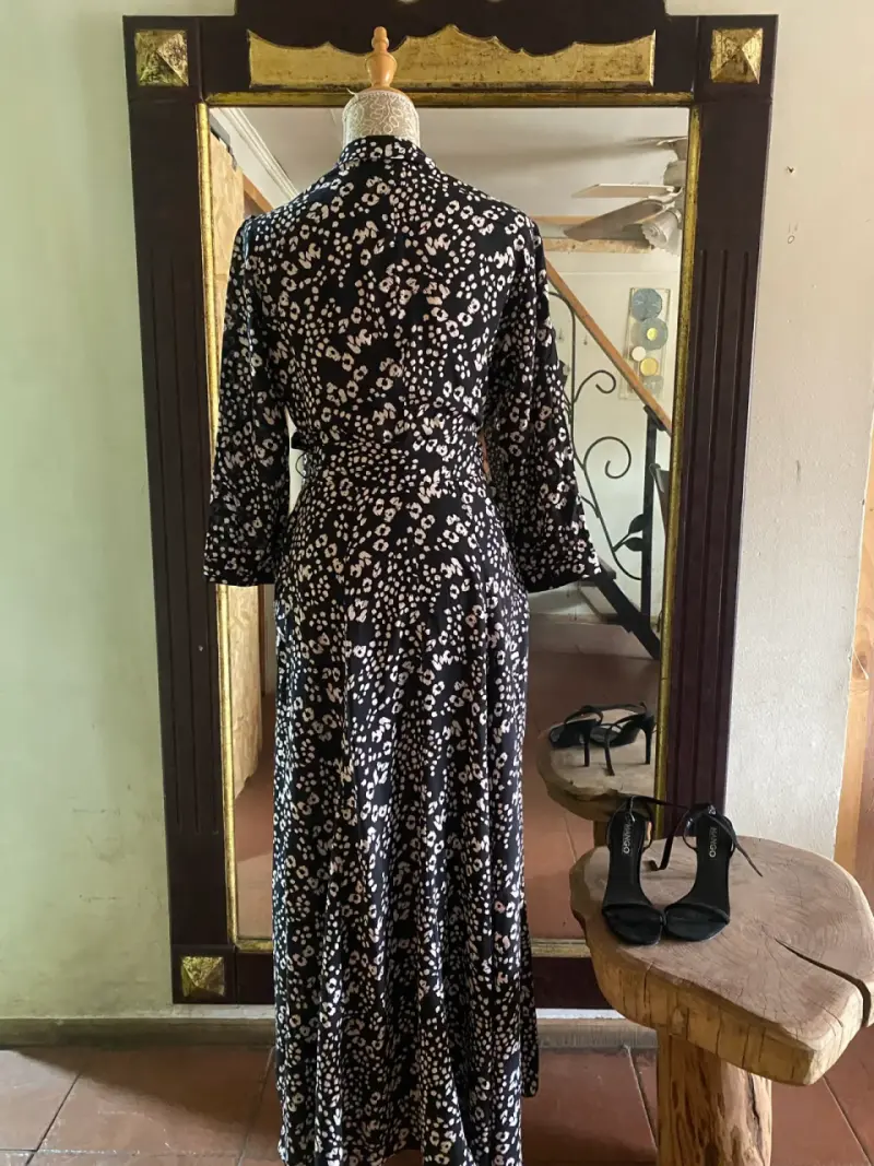 Vestido camisero estampado floral negro y blanco - 5