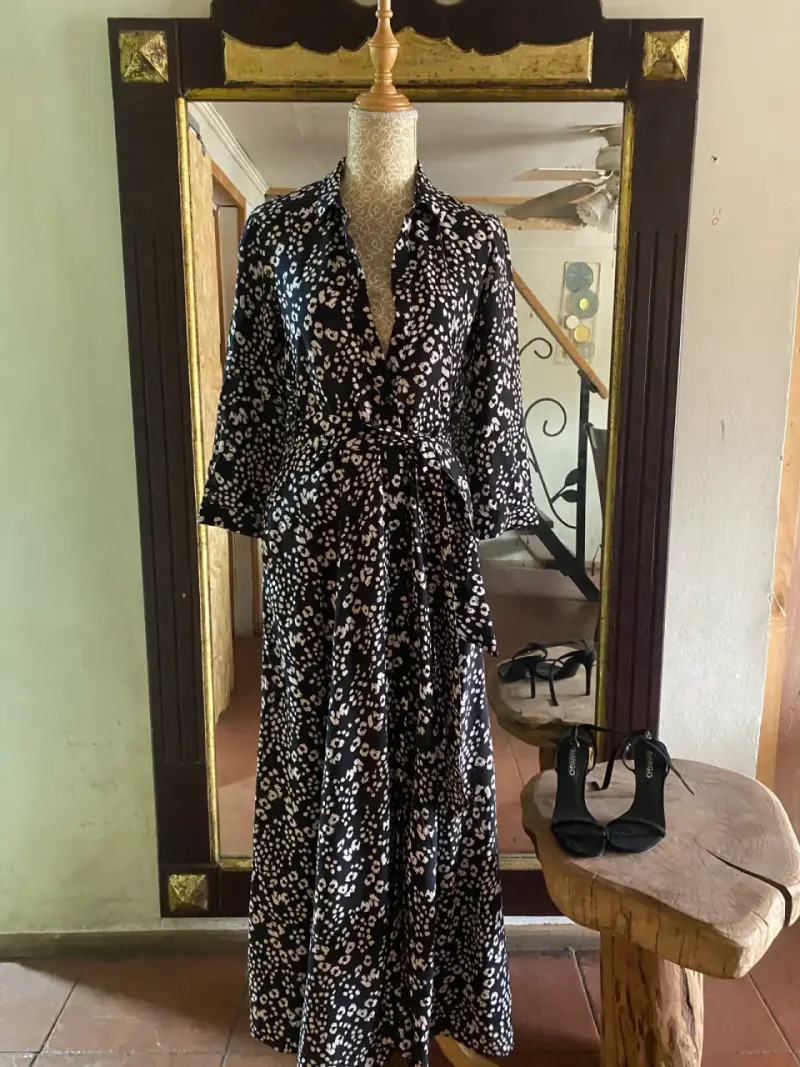Vestido camisero estampado floral negro y blanco - 6