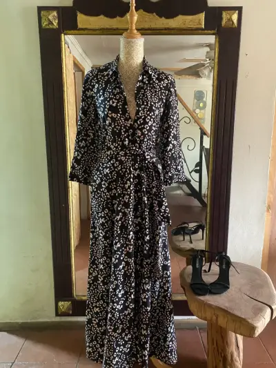 Vestido camisero estampado floral negro y blanco - miniatura 6