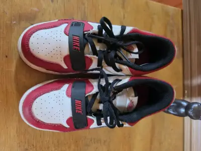 Zapatillas Nike Air Jordan para niños, rojo y blanco - miniatura 1