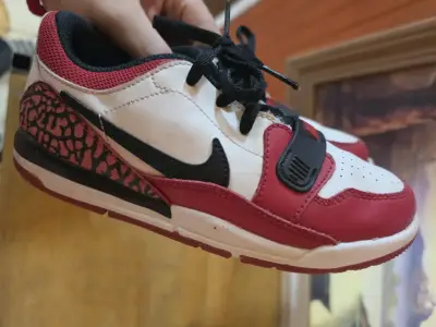 Zapatillas Nike Air Jordan para niños, rojo y blanco - miniatura 2