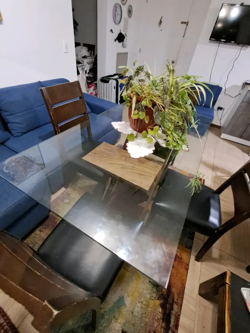 Juego de comedor de vidrio con sillas de madera - 1